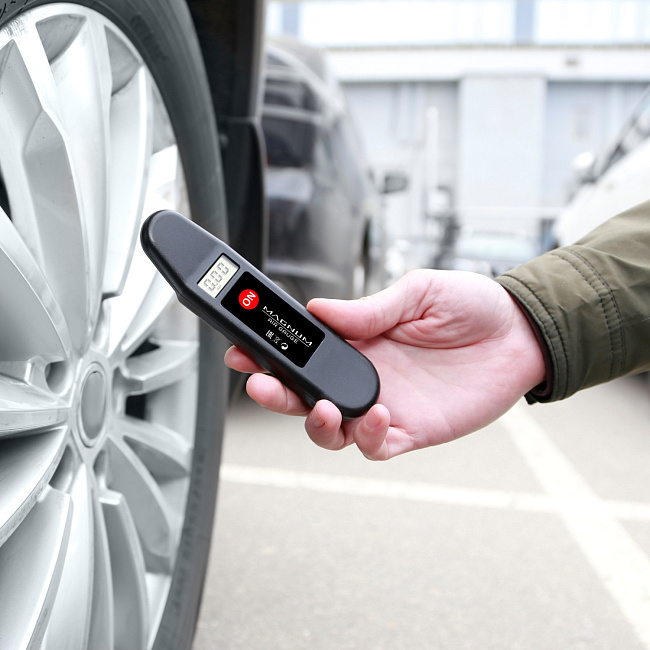 Манометр Magnum цифровой пластиковый